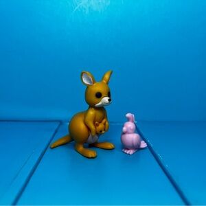 ⭐️ Zuru - Gumi Yum Surprise - Wildlife Series - Kangaroo w/ cockatoo accessory